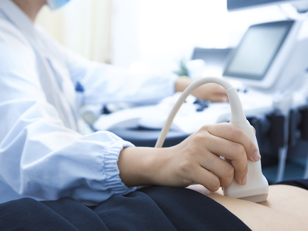 Pregnant woman having early pregnancy scan